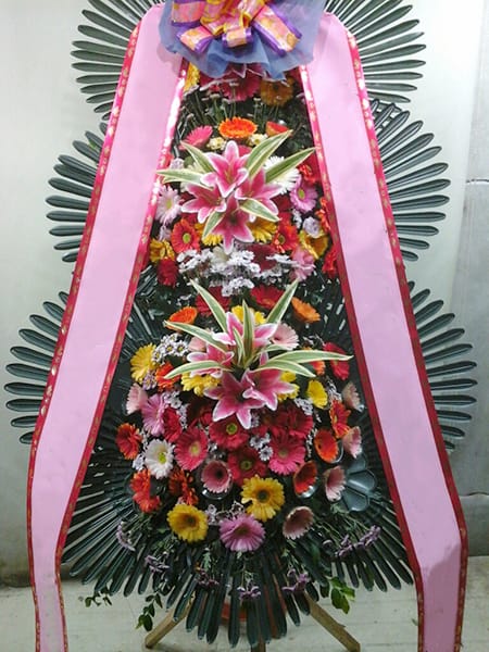 중학교 학부모 모임에서 뜻을 모아 전달한 화사한 화환